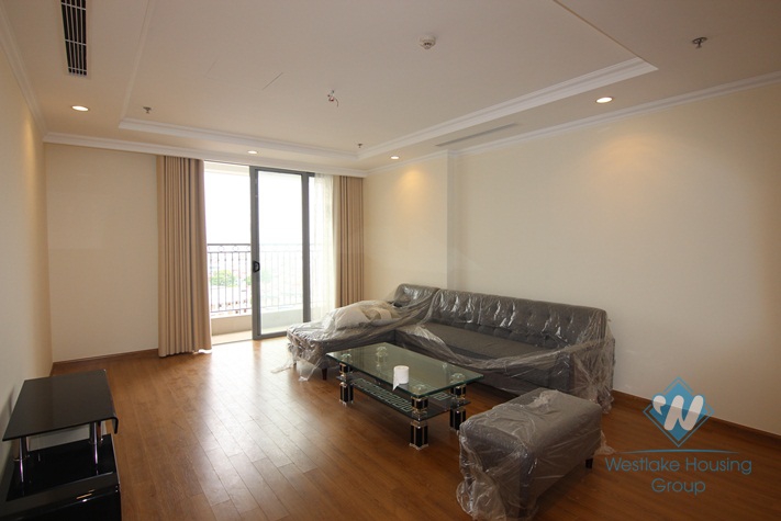 Four bedrooms apartment for rent in Vinhome Nguyen Chi Thanh, Dong Da district, Ha Noi